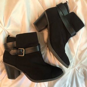 ✨ Old Navy black booties